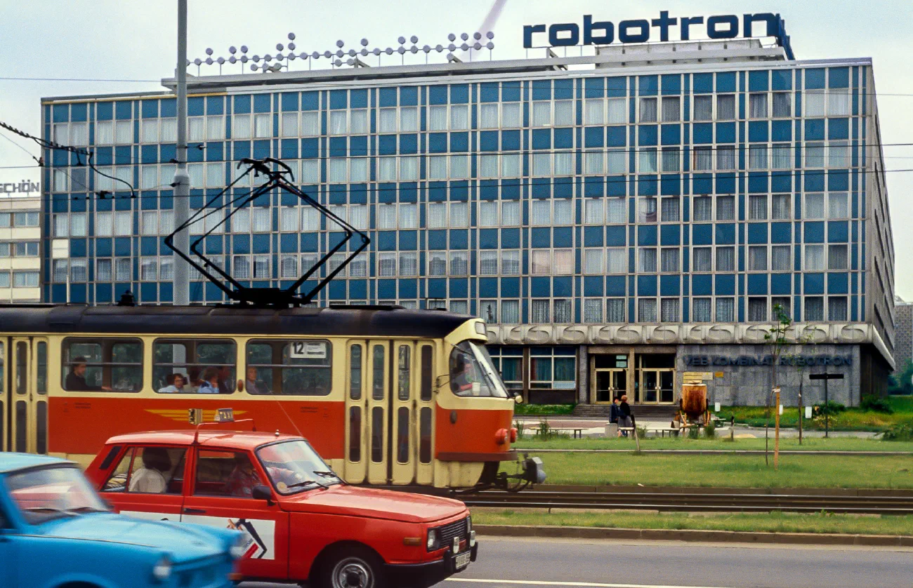 Das Hochhaus des VEB Kombinat Robotron in Dresden im Jahr 1990, von der Grunaer Straße aus gesehen, mit Straßenbahn und Autos im Vordergrund